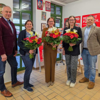 Stabwechsel in der SPD-Stadtratsfraktion: Die scheidende Stadträtin Gisela Stagat (Mitte) mit den neu gewählten Ratsmitgliedern Susanne Müller (2. v. l.) und Nicole Stagat (2. v. r.). Flankiert werden sie vom Fraktionsvorsitzenden Günther Stagat (l.) und